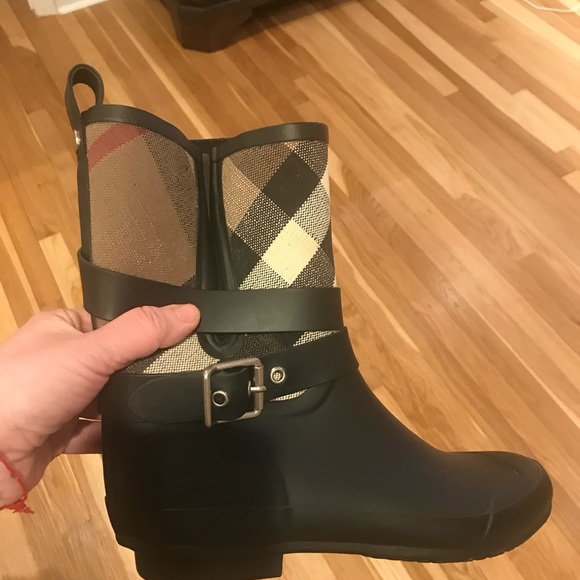 Burberry rain boots size 10US/40EU - worn once! - Picture 4 of 7